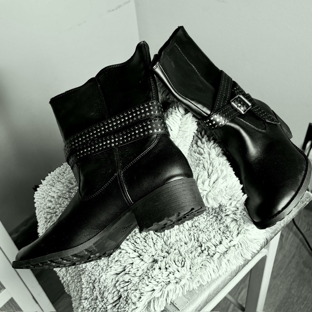 Vera Wang Black Mid Calf Boots Sz 9 Faux Leather Metallic Ankle Details